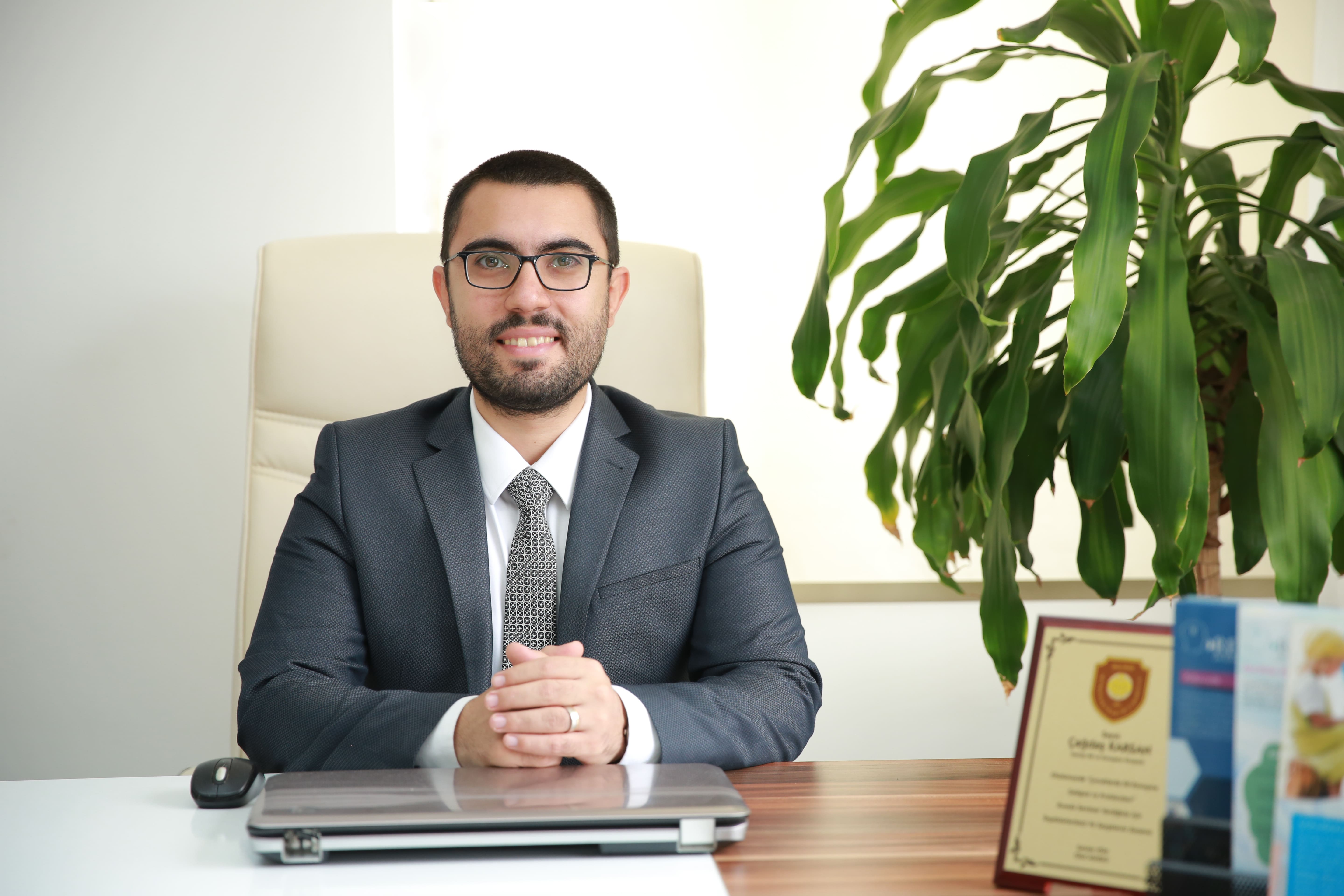 Dil ve Konuşma Terapisti Dr. Öğr. Üyesi Çağdaş Karsan çalışma odasında